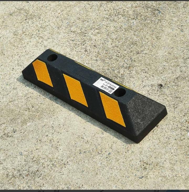YAMADA ยางกั้นล้อรถยนต์ 15x55.5x10cm แบรนด์ YAMADA - ฮาร์ดแวร์ ราคา 300 บาท