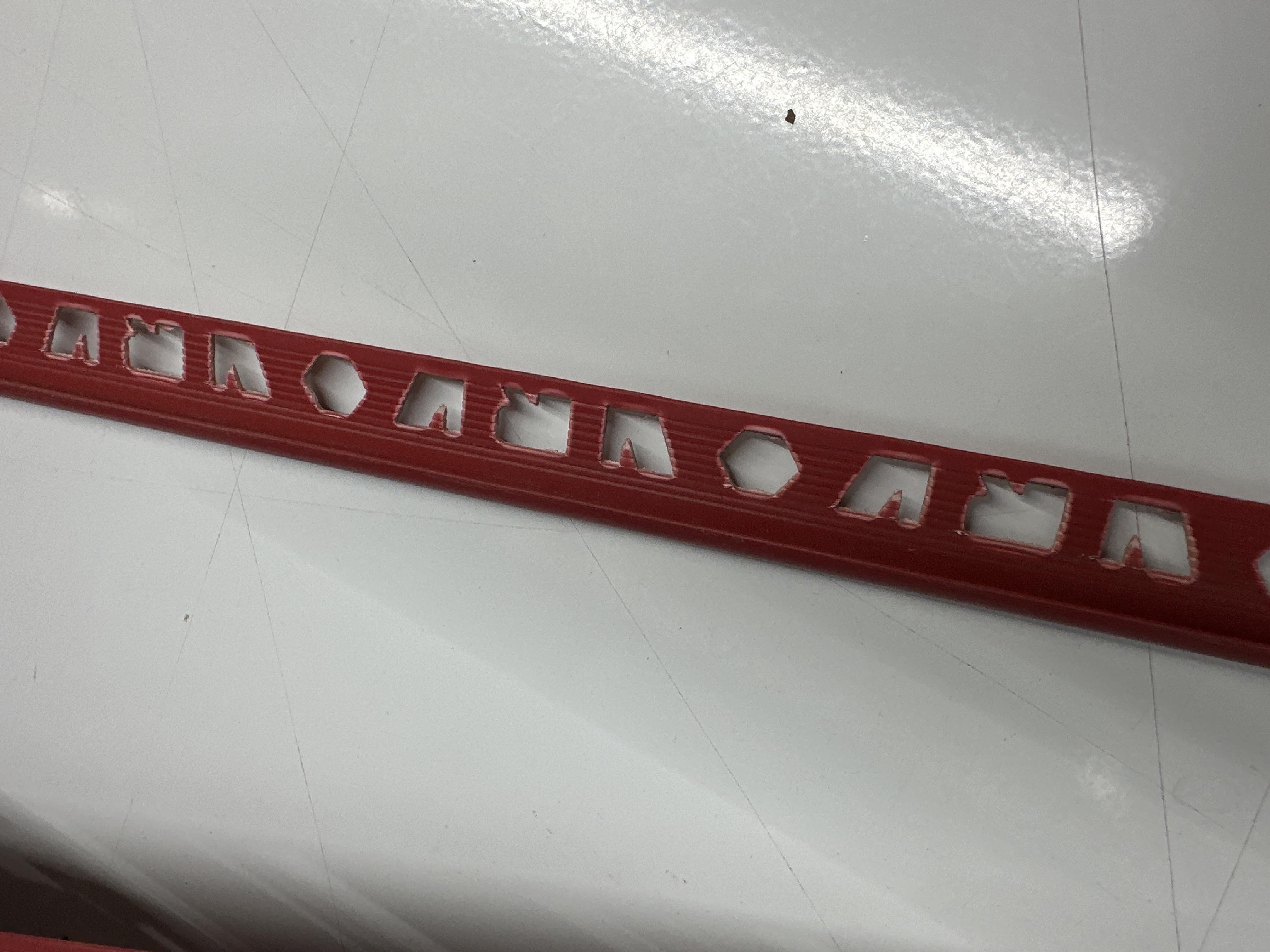 คิ้ว PVC # 301 สีแดง VRV - ตกแต่ง ราคา 20 บาท