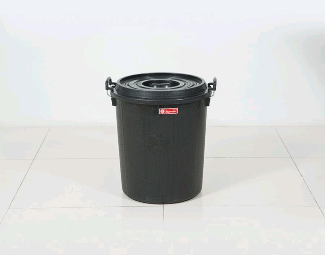 ตรางู ถังแกนลอนมีฝา  GL 12 ชนิดกลม 40L. สีดำ (10ใบ/มัด) แบรนด์ เอสพี พลาสติก - ตกแต่ง ราคา 145 บาท