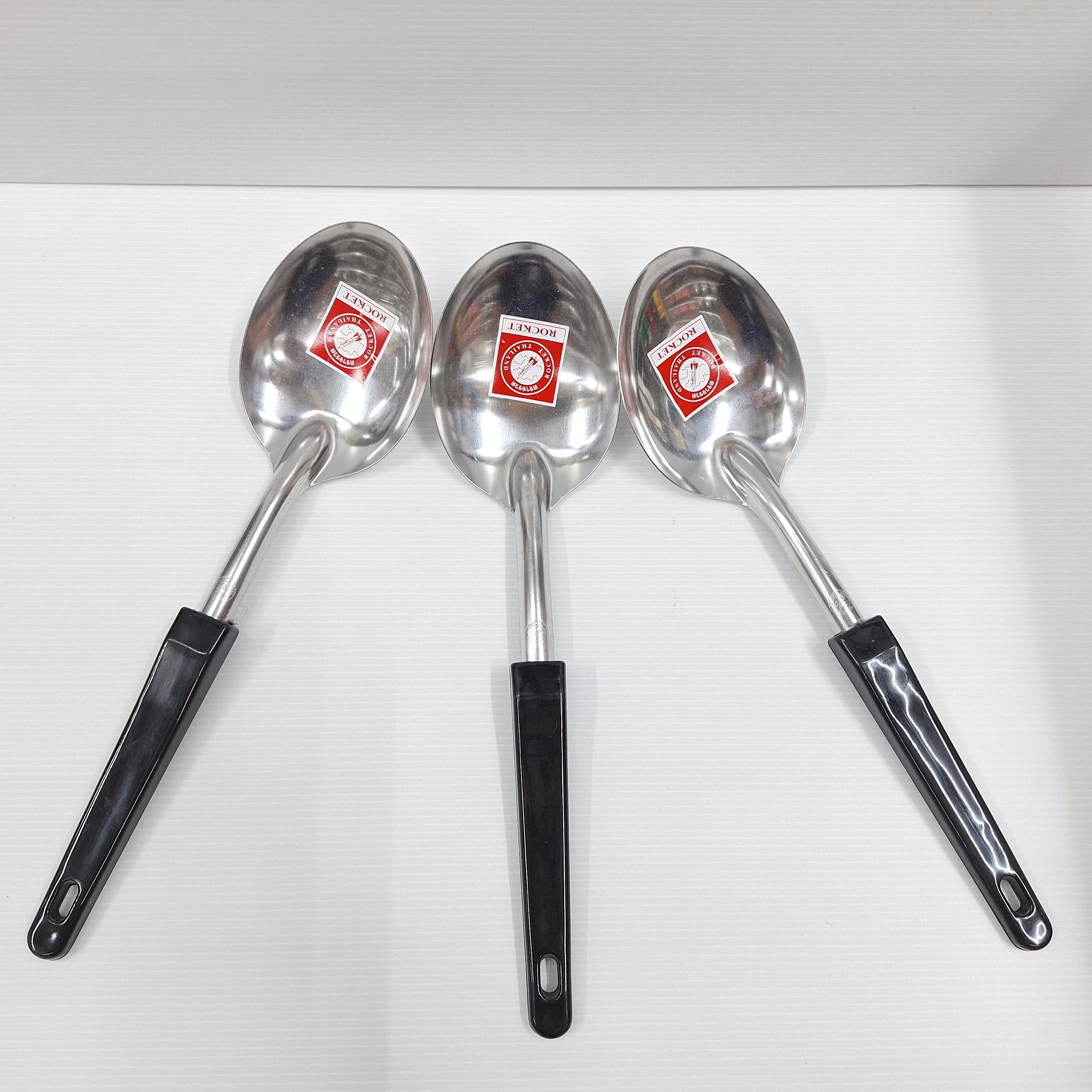 จรวด ทัพพีใหญ่-ด้ามดำ แบรนด์ ไทยสเตนเลสสตีล - ตกแต่ง ราคา 75 บาท