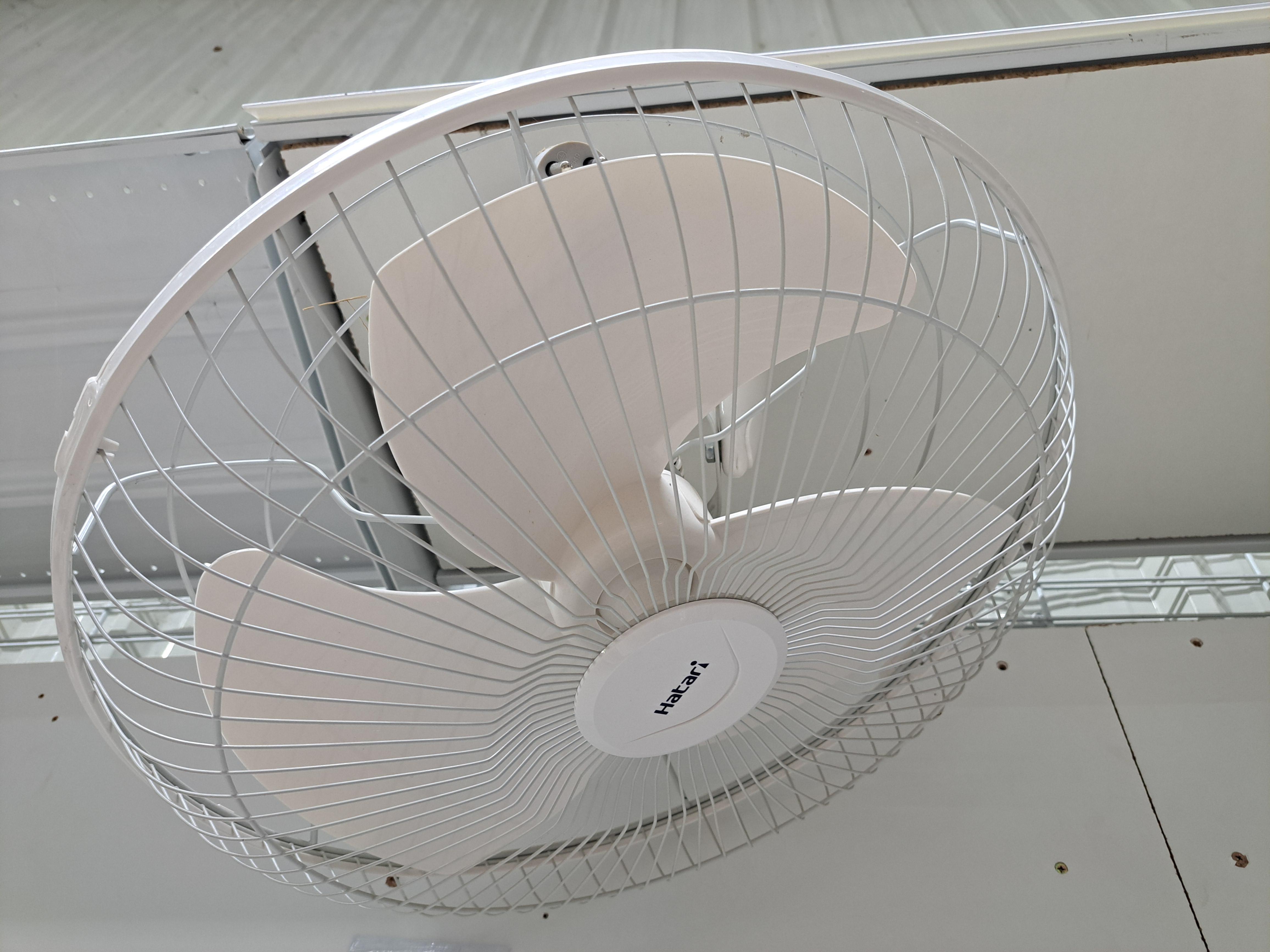 HATARI พัดลมโคจร HT-C18R1(S) รีโมท 18นิ้ว
