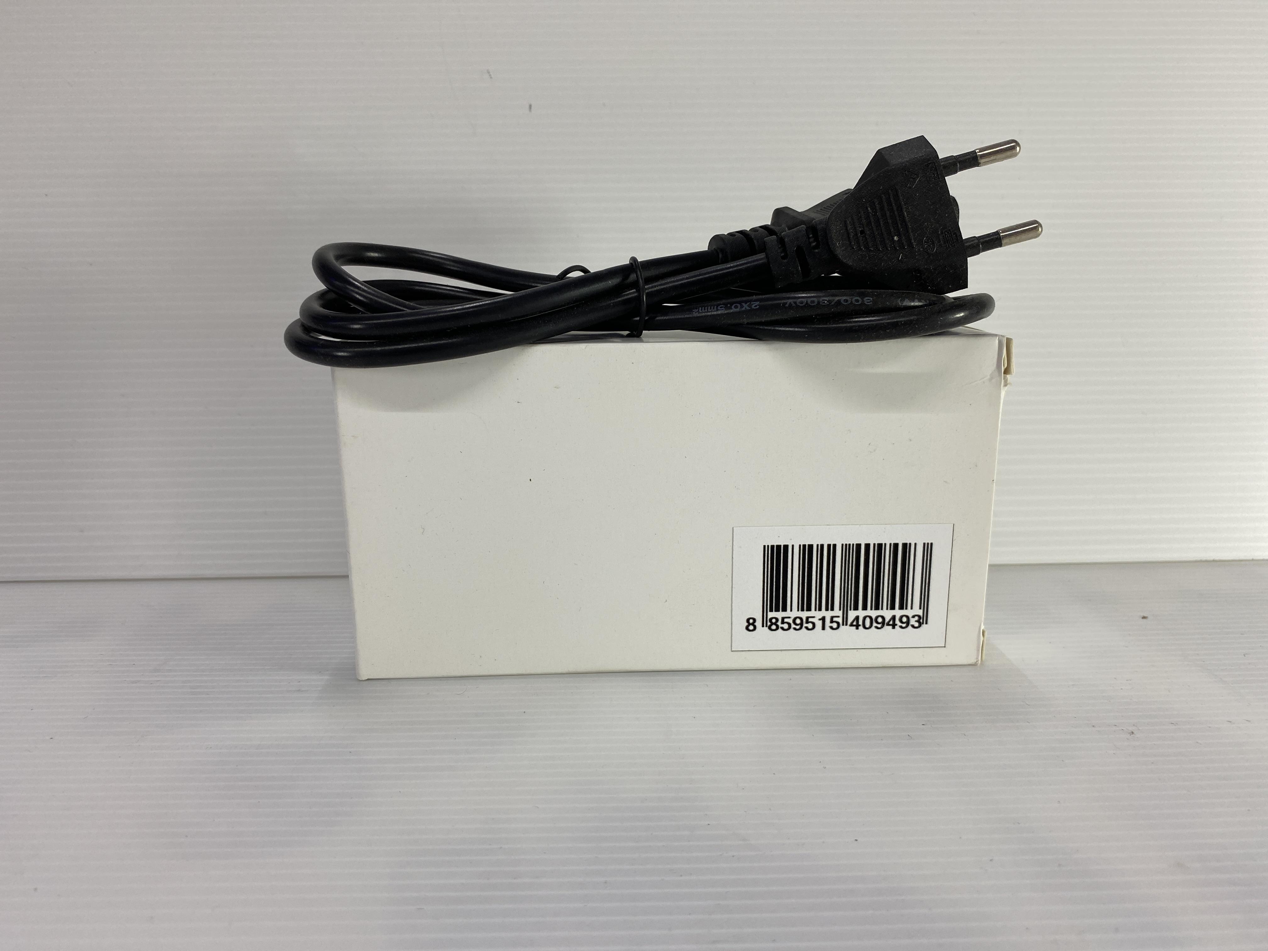 WELLUX Adapter AC/DC 200V JCY-1240 แบรนด์ เวลลักซ์ - เครื่องใช้ไฟฟ้า ราคา 160 บาท
