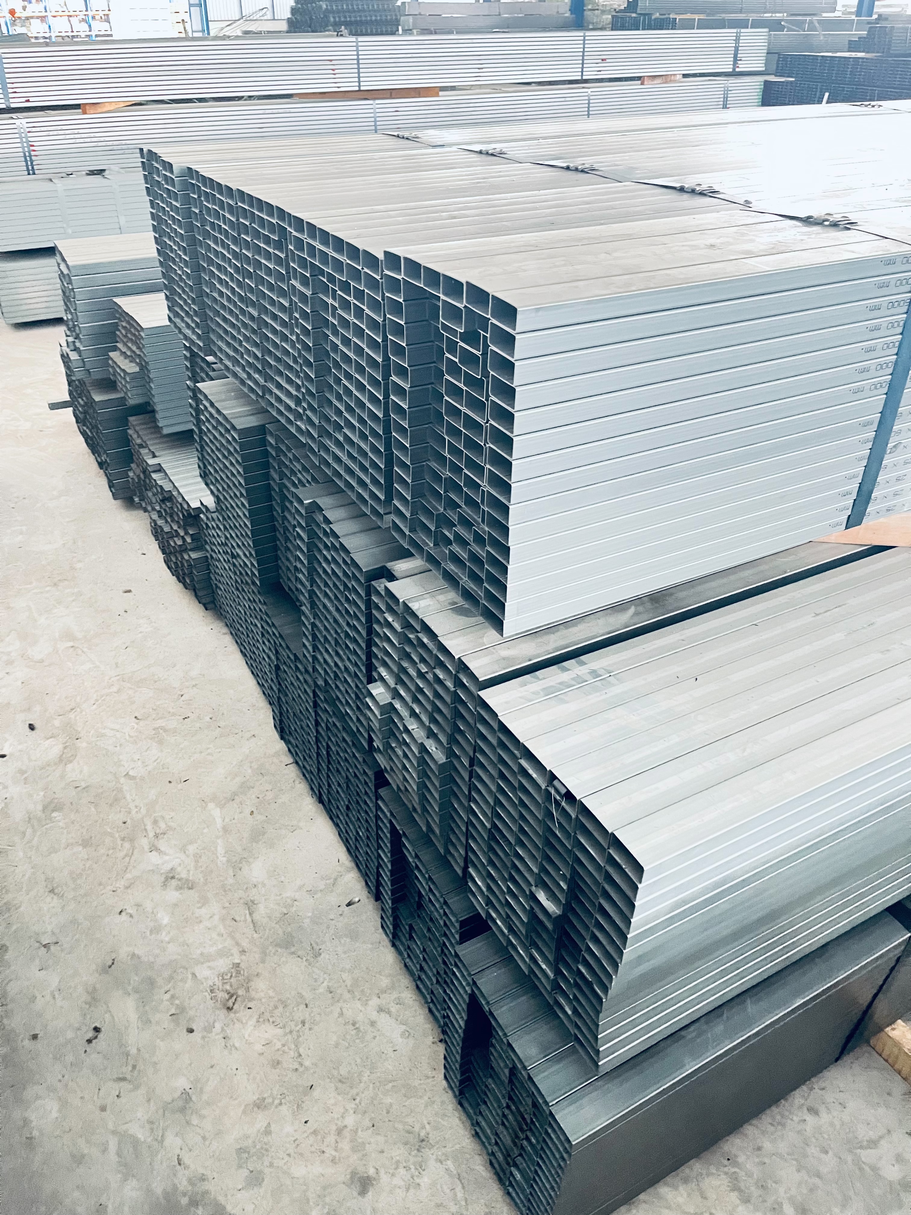 เหล็กกล่อง กัลวาไนท์ GI 5*5 หนา 1.8มม. พ่นเขียว