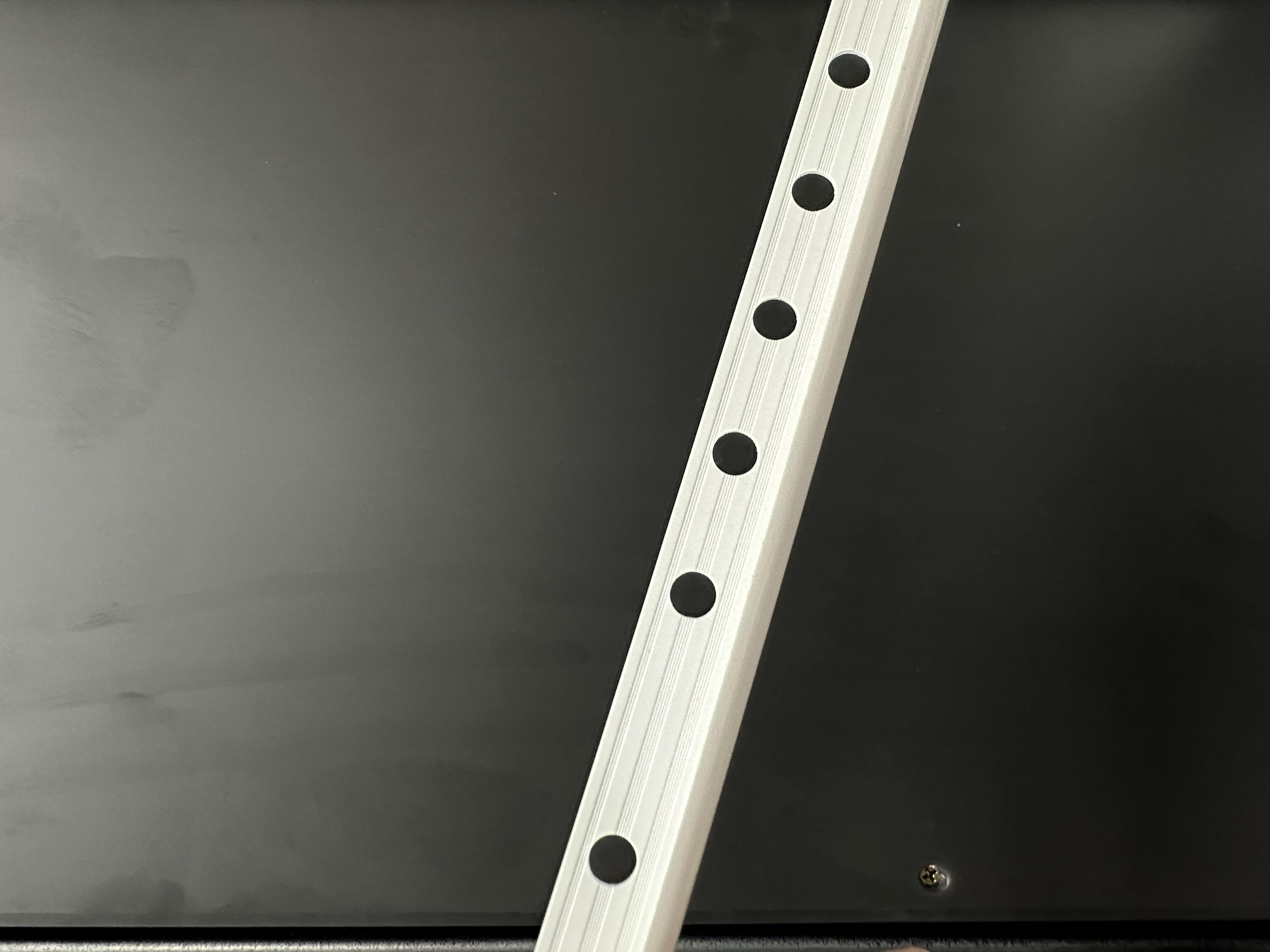 คิ้วกระเบื้องพีวีซี PPS LTF-802001 ขนาด 8 มิล สีขาว  (100 เส้น/กล่อง) แบรนด์ PPS - ตกแต่ง ราคา 2,700 บาท