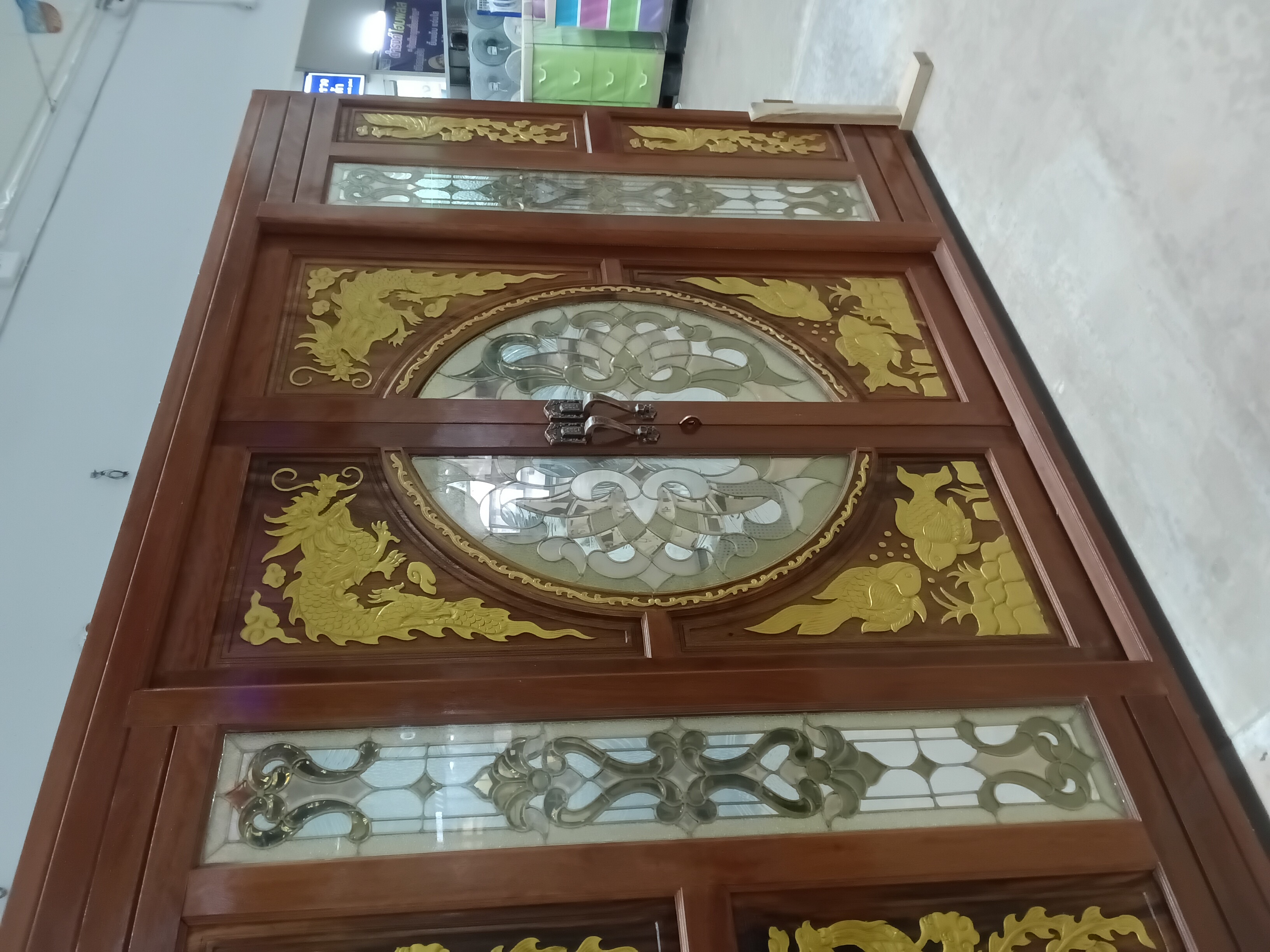 YY ประตูกระจกนิระภัยและมุมบนล่างมังกรปลาทองลายเส้นจีน ข้างกระจกนิระภัยหงษ์ลงทอง A053-06 280*207 (AAA) - ภาพที่ 2