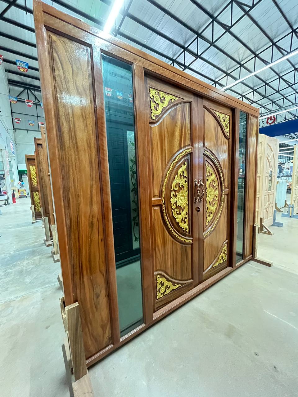 YY ประตูเบญจพรรณดอกไม้หัวตัดมุมบนล่างและลายปลาทองทึบข้างฟักยาวครึ่งกระจกสีชา A017-22 ขนาด0 250*207 ซม. (AAA)