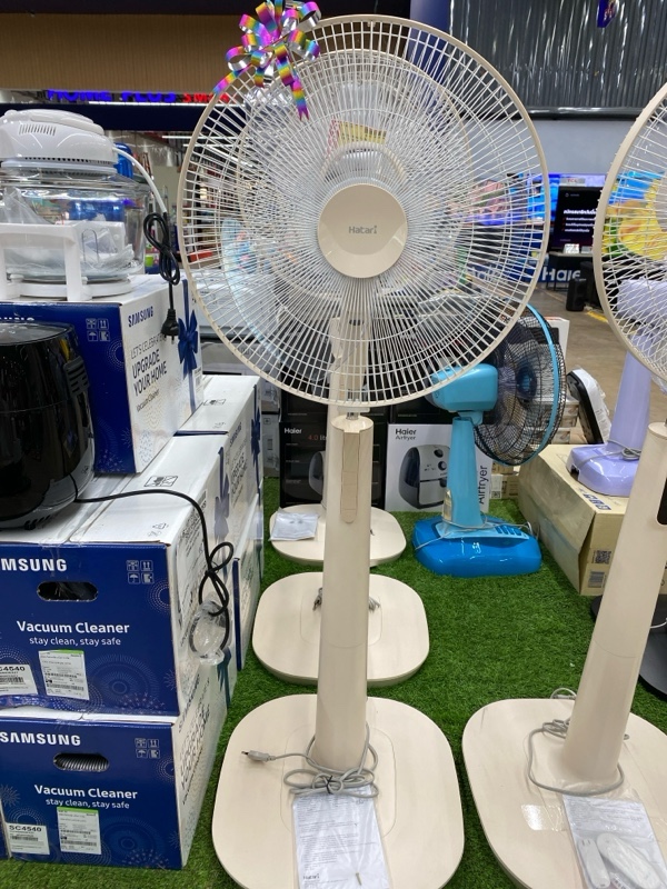 HATARI พัดลมตั้งพื้น HD-P16M1-3 คละสี 16นิ้ว